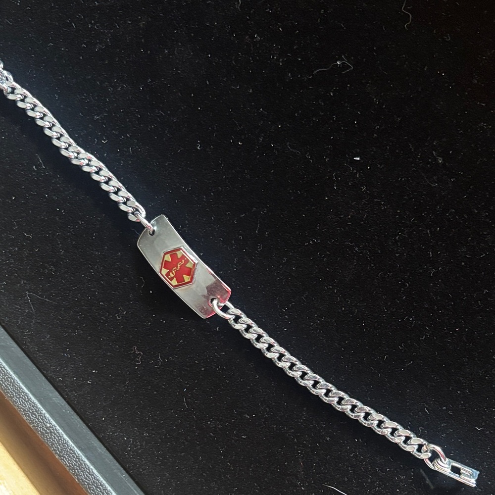 Medical alert Silver Chain Bracelet with Engraved Plate Heart patient unisex